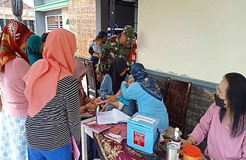 Babinsa Wonodadi Bersama Kader Posyandu dan Bidan Desa Berikan Vitamin Balita untuk Cegah Stunting