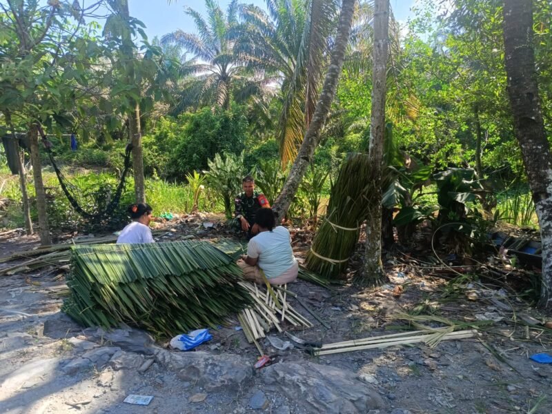 Wujud Kemanunggalan TNI-Rakyat Babinsa Maktangguk Komsos Kepada Warga Pengusaha Atap Daun