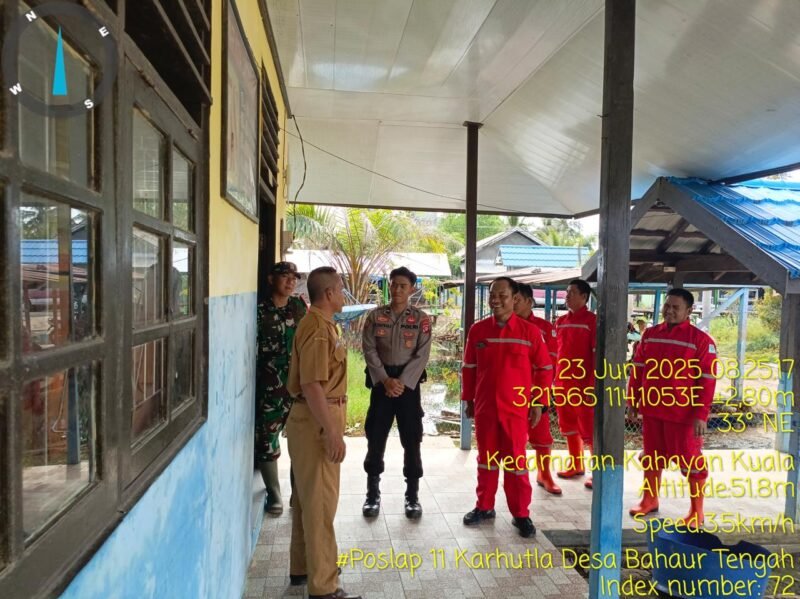 Personel Polsek Kahayan Kuala dalam giat Poslap 11 Desa Bahaur Tengah, sambangi warga dan sekolahan untuk Memberikan himbauan Tentang Larangan Membakar hutan dan lahan