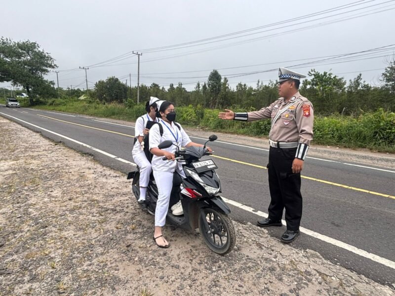 Personel Satlantas Polres Pulang Pisau, Berikan Teguran Kepada Pengendara Motor Yang Tidak Memakai Helm