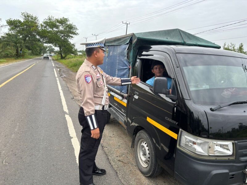 Anggota Satlantas Polres Pulang Pisau, Memberi Teguran Kepada Pengemudi Yang Tidak Menggunakan Sabuk Pengaman dengan baik