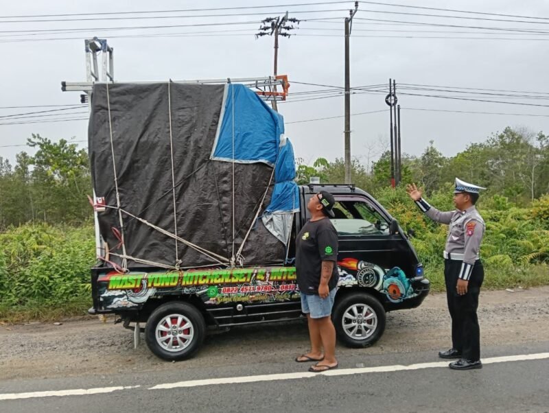Satlantas Polres Pulang Pisau Berikan Teguran kepada Sopir Angkutan yang Bawa Muatan Melebihi Kapasitas
