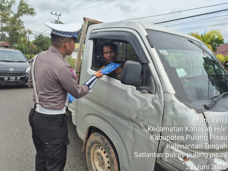 Personel Lantas Memberikan Himbauan Dan Pembagian Brosur Kamseltibcarlantas