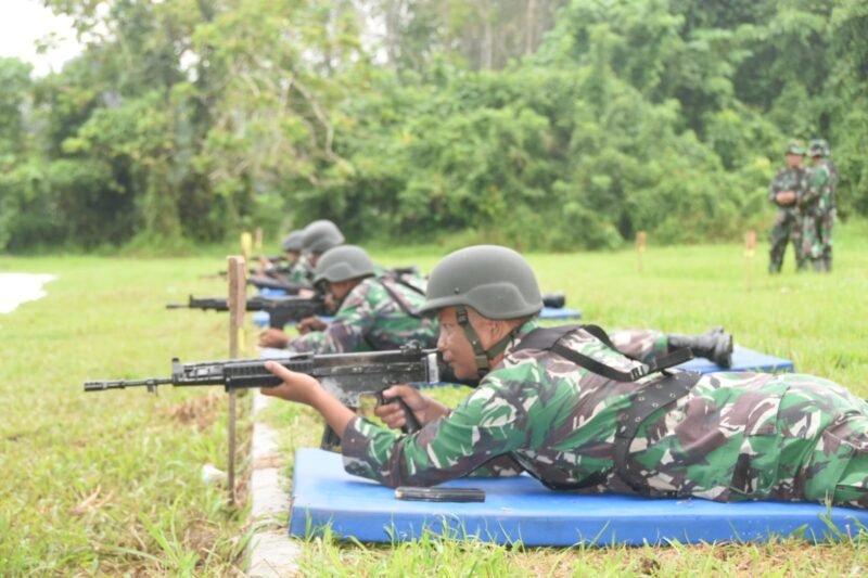 Prajurit Kodim 1002/HST Ikuti Latihan Menembak Senapan dan Pistol