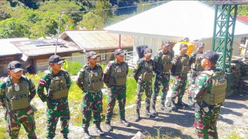 Perkuat Kemanunggalan TNI-Rakyat, Personel Satgas Yonif 611/Awl Bantu Perbaikan Rumah Warga