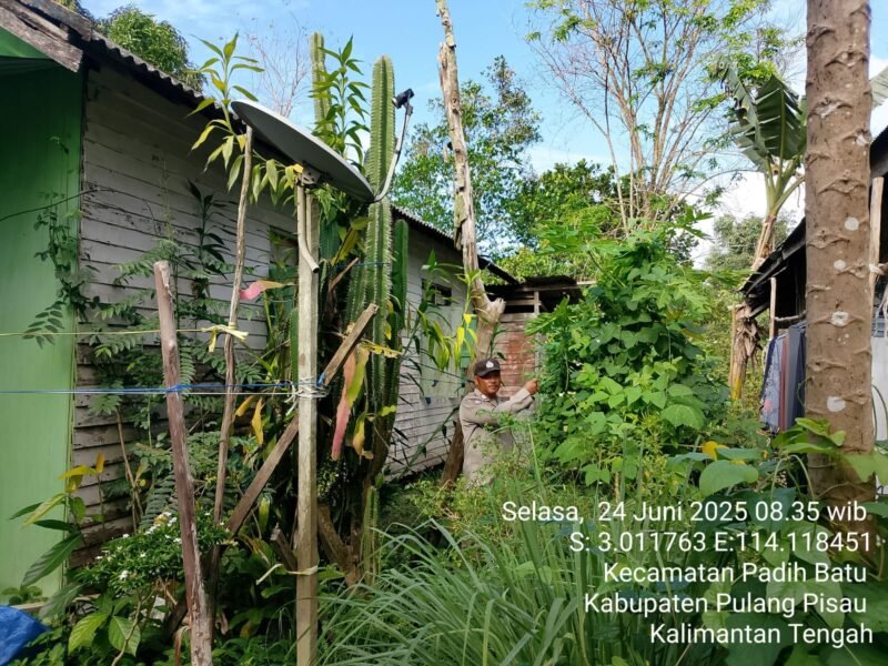Bhabinkamtibmas Desa Dandang Sambangi Masyarakat Desa Binaan sekaligus Sisipkan Pesan Kamtibmas terkait pemanpaatan perkarangan Untuk Menanam Tanaman Pangan Bergizi