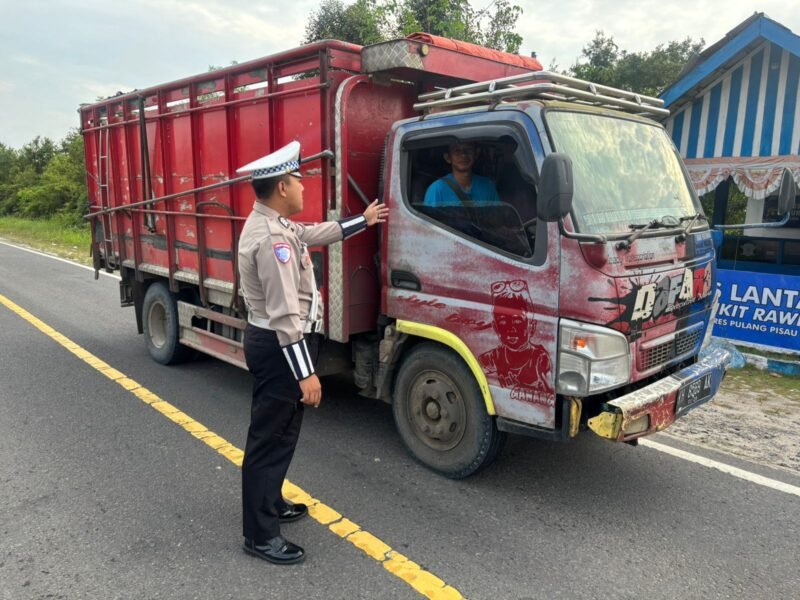 Anggota Satlantas Polres Pulang Pisau, Memberi Teguran Kepada Pengemudi Yang Tidak Menggunakan Sabuk Pengaman dengan baik
