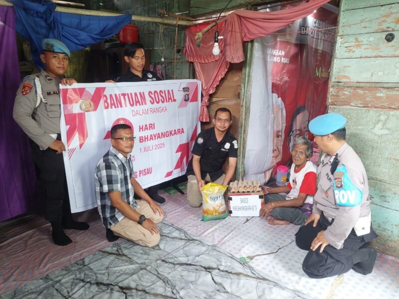Tunjukkan Kepedulian Jelang Hari Bhayangkara ke-79, Sie Humas dan Sie Propam Polres Pulang Pisau Salurkan Bantuan Sosial