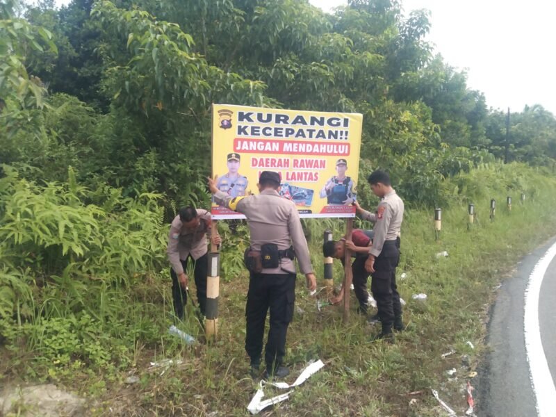 Pemasangan Spanduk Himbauan, Langkah Nyata Polsek Kahayan Tengah Cegah Kecelakaan Lalu Lintas