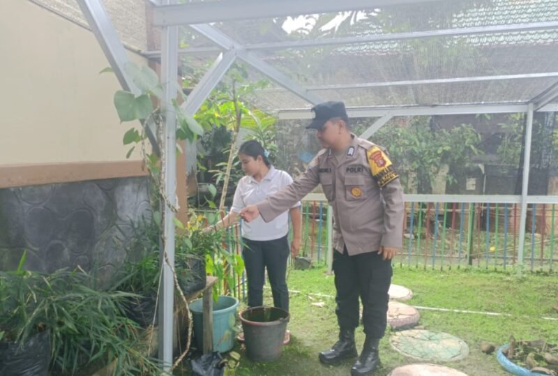 Bhabinkamtibmas Polsek Banama Tingang Sosialisasikan Pemanfaatan Pekarangan untuk Pangan Bergizi