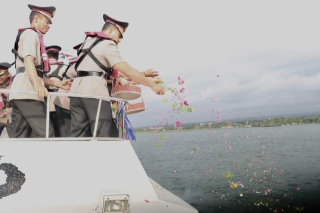 Polresta Banyuwangi Tabur Bunga di Selat Bali