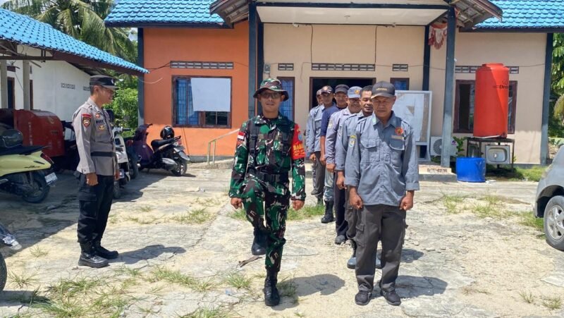 Memupuk Rasa Kebersamaan Dan Bela Negara Anggota Koramil Dan Bhabinkamtibmas Jawai Latih PBB Anggota Linmas