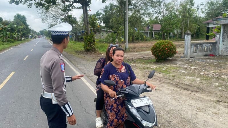 Agar Masyarakat Tertib, Dalam Berlalu Lintas, Satlantas Polres Pulang Pisau Berikan Pembinaan Kepada Pengendara Yang Tidak Memakai Helm