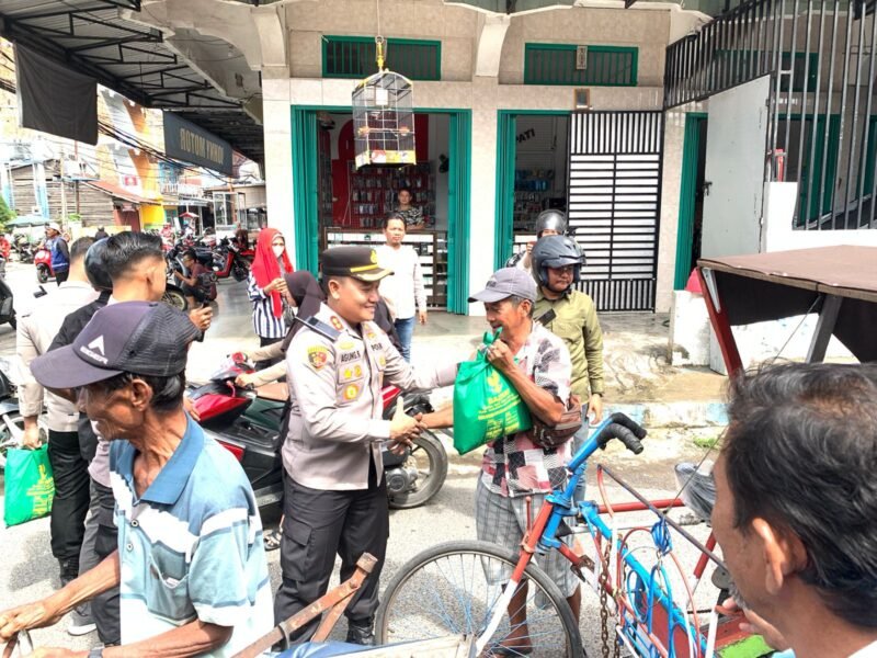 Polres Tanjab Barat bersama para pejabat ulama Berbagi Kebahagiaan: Sembako untuk Sesama