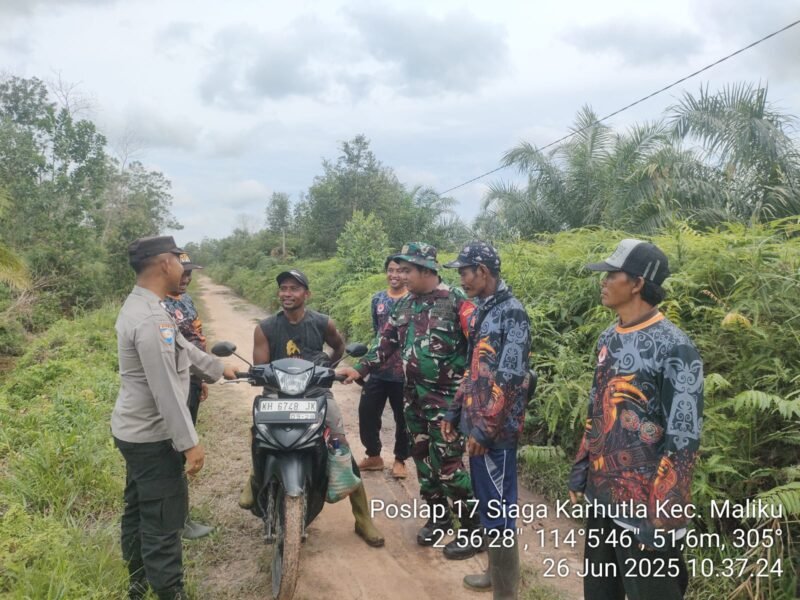 Personel Pos Lapangan (Poslap) 17 Sosialisasi Larangan Karhutla di Wilayah Hukum Polsek Maliku