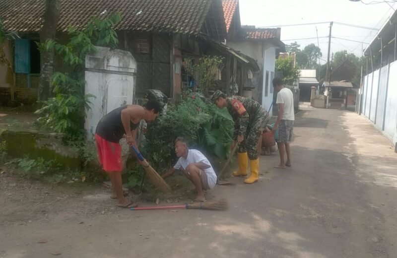 Babinsa Duren Bersama Warga Gelar Kerja Bakti, Wujudkan Lingkungan Bersih Dan Ciptakan Kerukunan Antar Warga