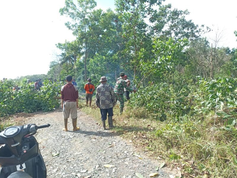 Bersama Masyarakat Personel Kodim 1009/Tla Gotong Royong Bersihkan Jalan Desa