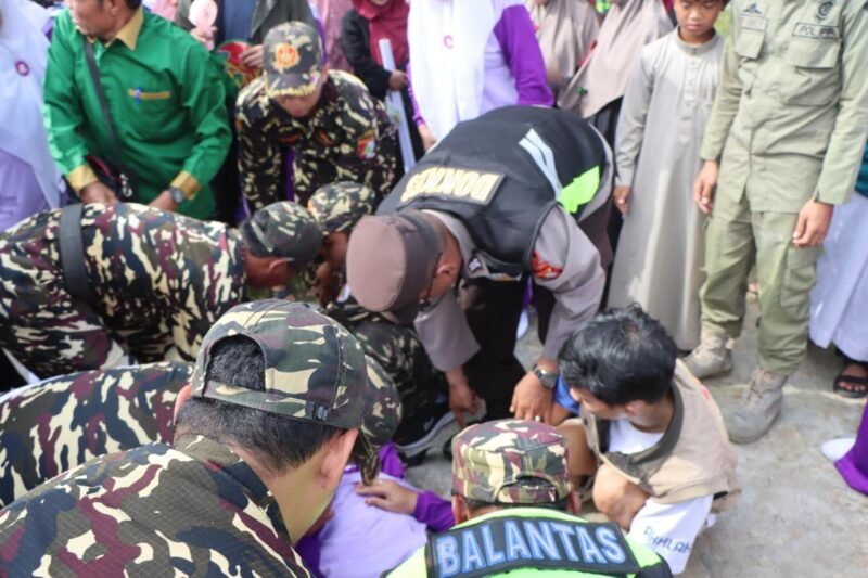 Kolaborasi Sigap: Si Dokkes Polres Pulang Pisau, Tenaga Medis, dan Banser Tangani Peserta Pawai yang Pingsan