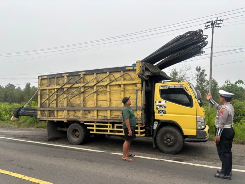 Satlantas Polres Pulang Pisau Berikan Teguran kepada Sopir Angkutan yang Bawa Muatan Melebihi Kapasitas