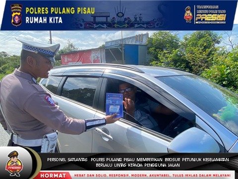 Personel Lantas Memberikan Himbauan Dan Pembagian Brosur Kamseltibcarlantas