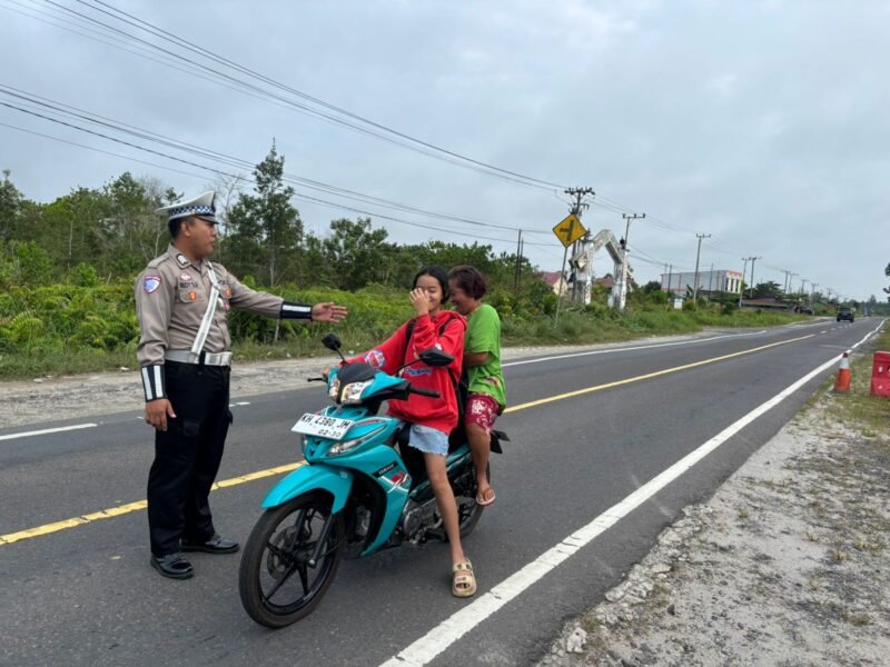 Agar Masyarakat Tertib, Dalam Berlalu Lintas, Satlantas Polres Pulang Pisau Berikan Pembinaan Kepada Pengendara Yang Tidak Memakai Helm