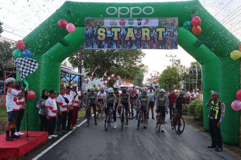 Meriahkan Hari Bhayangkara ke-79, Kapolres dan Ketua Bhayangkari Cabang Pulang Pisau Lepas Ratusan Peserta Fun Bike