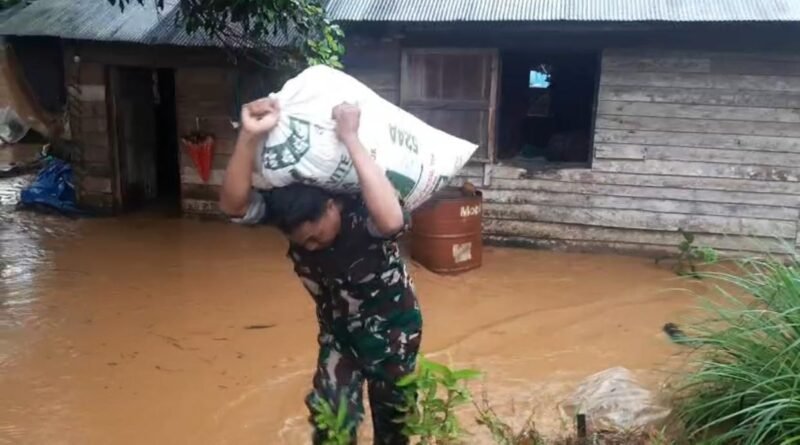 Gerak Cepat Personel Kodim 1009/Tanah Laut Bantu Warga Yang Terdampak Banjir Dadakan