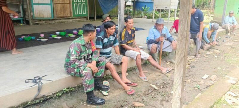 Babinsa Koramil 1002-03/Haruyan Laksanakan Komsos dengan Warga Sungai Harang