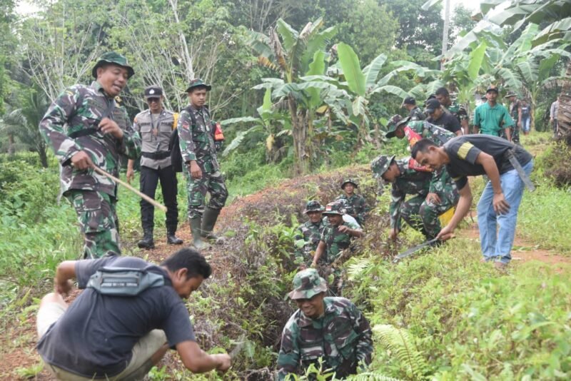 Kodim 1002/HST Gelar Karya Bakti, Pembersihan Sungai Sambut HUT ke-67 Kodam VI/Mulawarman