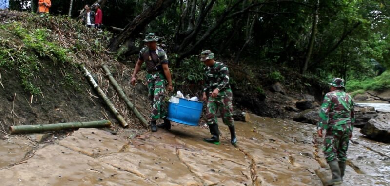 Sinergi TNI dan Warga, Karya Bakti Kodim 1008/Tabalong Sukses Digelar di Desa Masukau
