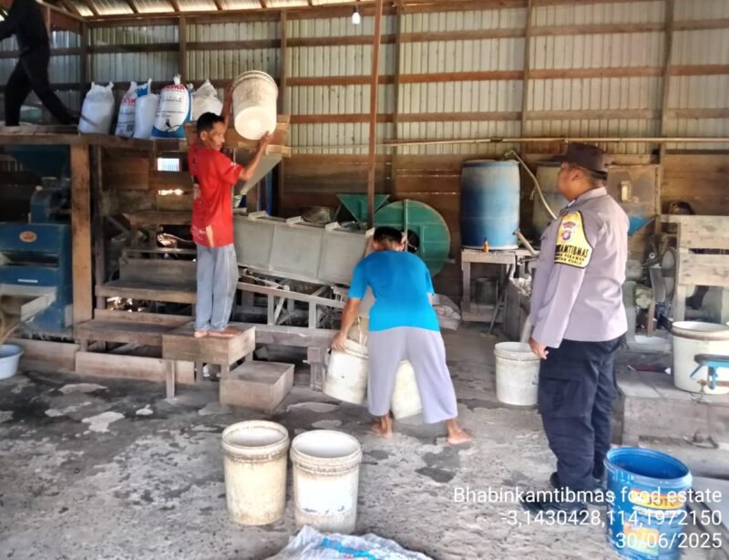 Bhabinkamtibmas Food, Estate Sambangi Warga sekaligus Sisipkan Pesan Kamtibmas