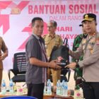 Bentuk Kepedulian Polri, Kapolres Pulang Pisau Serahkan Bansos Saat Peresmian Rumah Warga