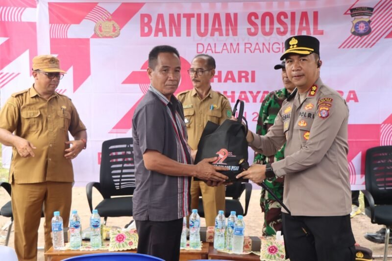 Bentuk Kepedulian Polri, Kapolres Pulang Pisau Serahkan Bansos Saat Peresmian Rumah Warga