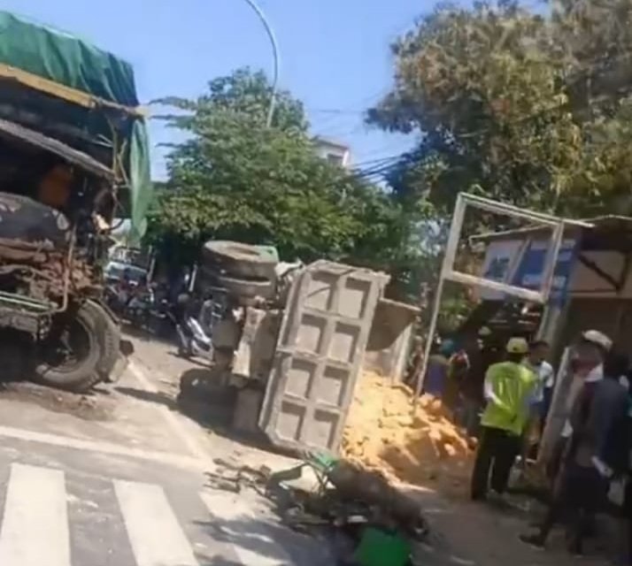 Kecelakaan di Jalan Raya Camplong Pamekasan Membuat Antrian Panjang
