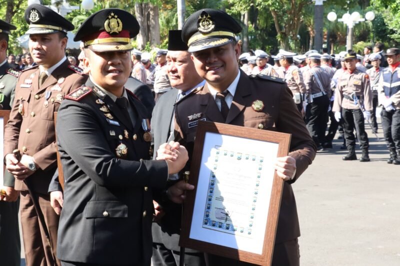 Kapolres Pelabuhan Tanjung Perak, Ikuti Peringatan HUT Bhayangkara ke-79 dibalai Kota Surabaya