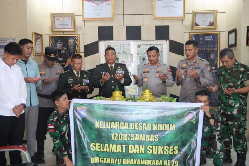HUT Bhayangkara Ke 79 Kodim 1208/Sambas Berikan Ucapan Selamat Dan Nasi Tumpeng Kepada Polres Sambas