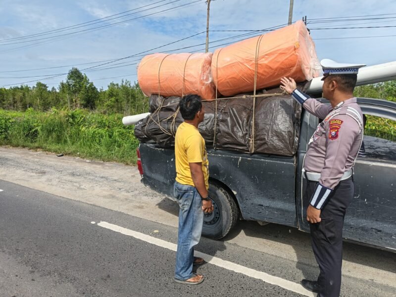 Satlantas Polres Pulang Pisau, Berikan Teguran kepada Sopir Angkutan yang Bawa Muatan Melebihi Kapasitas