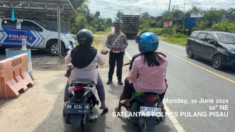 Sat Lantas Polres Pulang Pisau, Laksanakan Himbauan Kamseltibcarlantas Secara Humanis untuk Cegah Kecelakaan