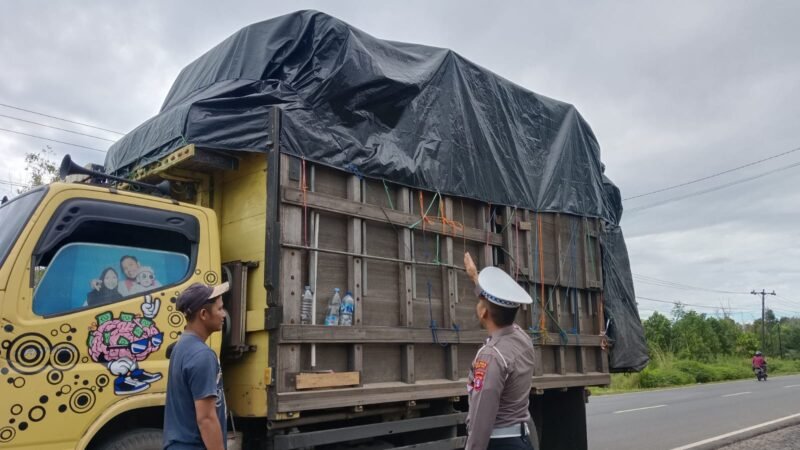 Satlantas Polres Pulang Pisau, Tegur Pengemudi Kendaraan Kelebihan Muatan