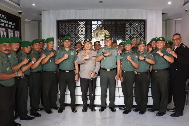 Polres Pelabuhan Tanjung Perak Diserbu Kejutan HUT Bhayangkara ke-79 dari Tiga Satuan TNI