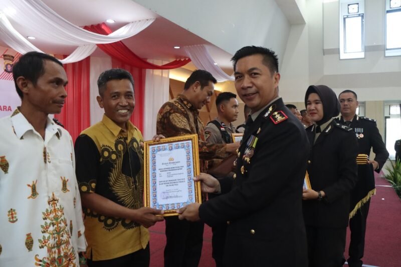 Hari Bhayangkara, Polres Pulang Pisau Anugerahkan Penghargaan untuk Personel Berprestasi dan Mitra Strategis