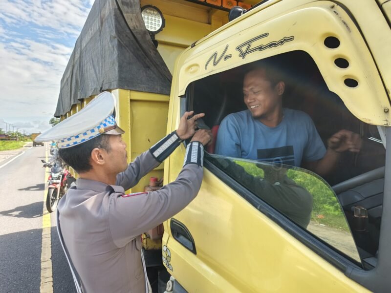 Anggota Satlantas Polres Pulang Pisau, Memberi Teguran Kepada Pengemudi Yang Tidak Menggunakan Sabuk Pengaman dengan baik