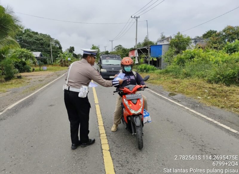 Personel Lantas Memberikan Himbauan Dan Pembagian Brosur Kamseltibcarlantas