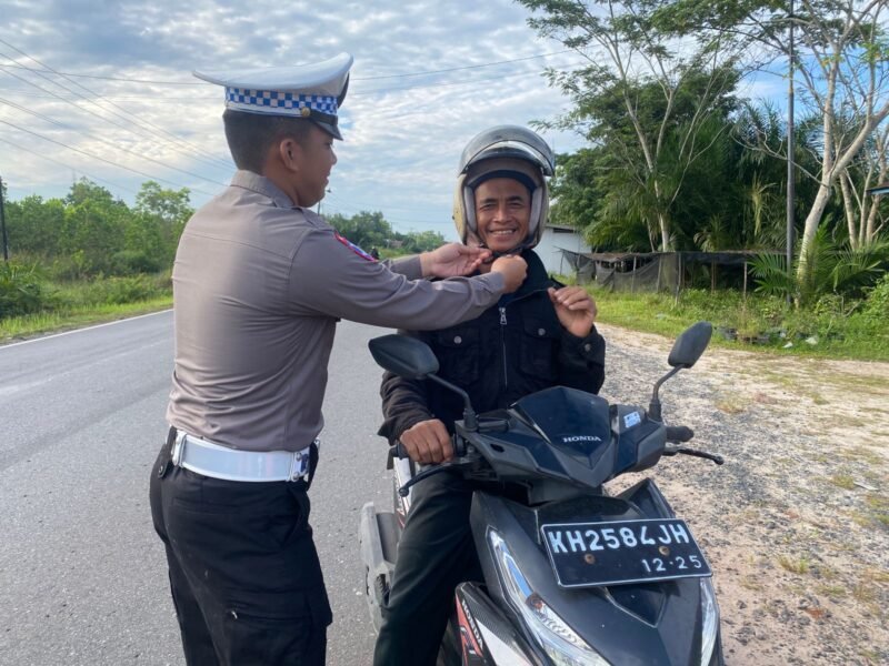 Pastikan Bunyi Klik Saat Memakai Helm, Himbauan Yang Diberikan Personel Satlantas Polres Pulang Pisau