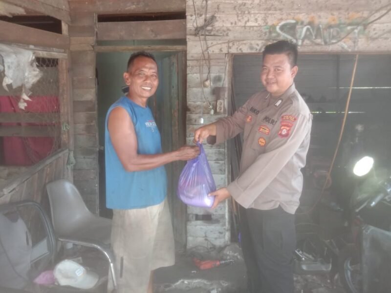 Satbinmas Polres Pulang Pisau Bagikan Sembako kepada Warga Kurang Mampu
