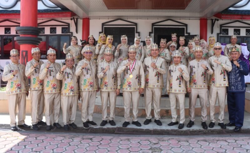 Kapolres Pulang Pisau Beri Kejutan Tumpeng di Hari Jadi Kabupaten Pulang Pisau ke-23