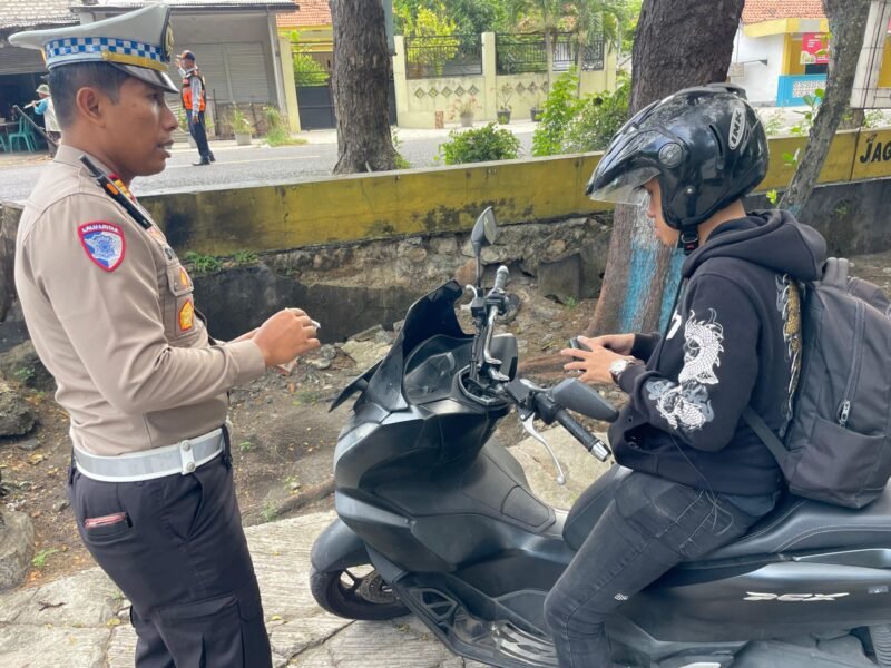 Satlantas polres sampang mengelar operasi gabungan pemeriksaan kendaraan bermotor