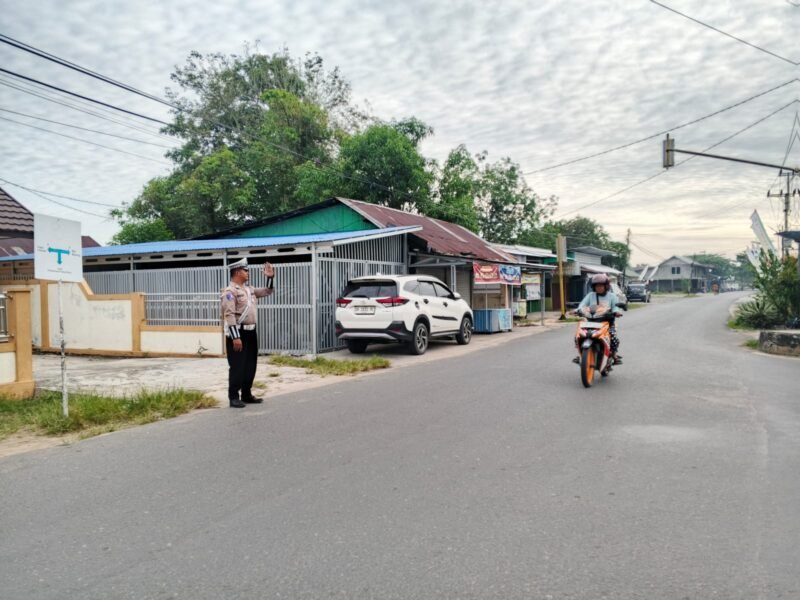 Cegah Kecelakaan Lalu Lintas, Personil Satlantas Polres Pulang Pisau Lakukan Pengaturan Pagi