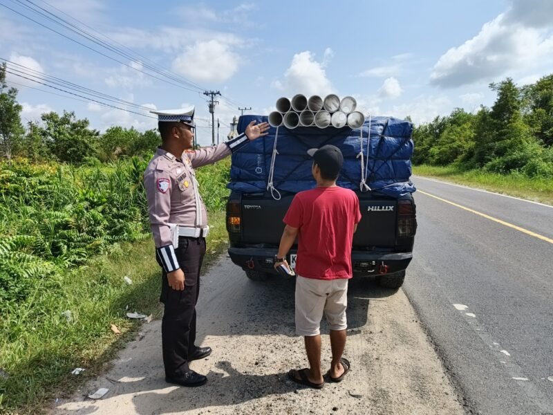 Sat Lantas Polres Pulang Pisau Laksanakan Himbauan Kamseltibcarlantas Secara Humanis untuk Cegah Kecelakaan