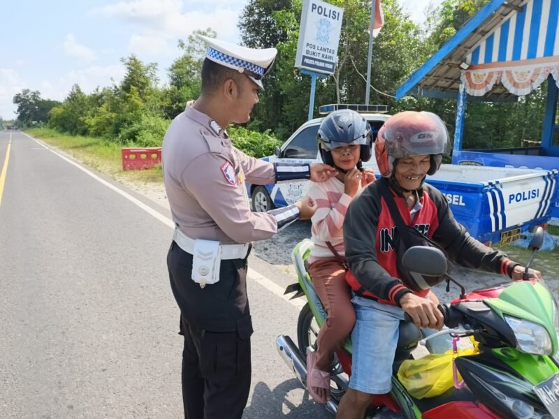 Satlantas Polres Pulang Pisau Sosialisasi Penggunaan Helm dengan Benar